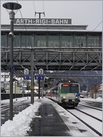 Die Bildüberschrift stimmt nicht ganz, da kommt nicht eine Arth-Rigi-Bahn, sondern der Voralpenexpress erreicht Arth-Goldau.