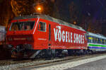 Die SOB (Südostbahn) Re 456 094-2  Herisau    (91 85 4456 094-2 CH- SOB) im Vögele Shoes Design ist am 29.09.2012 (3:30 Uhr) mit dem Voralpen Express in Luzern abgestellt.