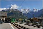 In Les Diablerets vor der Kulisse der Waadtländer Alpen wartet ein ASD Regionalzug auf die Abfahrt nach Aigle.