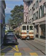 Der letzte noch in der braunen Farbgebung gehaltene AL Zug, bestehend aus dem AL Bt 351  Aigle  und dem AL BDeh 4/4 302  Leysin  ist in der Altstadt von Aigle auf der Fahrt zum Bahnhof von Aigle.

4. Juni 2023