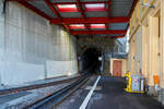Bei sehr schwierigen Lichtverhältnissen:  Da kommt der AL Zug im Tunnel in Sicht, der tpc AL BDeh 4/4 313 „La Berneuse“ (2.
