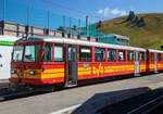Der vierachsige 2.Klasse Steuerwagen tpc BVB Bt 54, eingereiht in einen Personenzug vor dem Wagen B 51und der Lok 4/4 32 „Villars“ am 10 September 2023 im Bergbahnhof Col-de-Bretaye (1.808