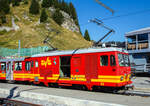 Die tpc BVB HGe 4/4 32 „Villars“ hat am 10 September 2023 mit einem Personenzug/Pendelzug (Personenwagen tpc BVB B 51 und Steuerwagen tpc BVB Bt 54) den Bergbahnhof Col-de-Bretaye (1.808 m