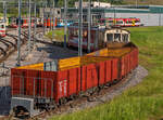 Drei ehemalige SBB Brünig meterspurige Holzwand Hochbord Güterwagen vorne der Eak 6017, dahinter der Eak 6016 und ein weiterer, sie wurden 2008 an die tpc verkauft, am 28 Mai 2012 im