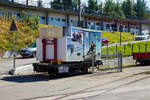 Der zweiachsige Flach- /Containertragwagen tpc  BVB Lb 752 ist am 10 September 2023, beladen mit einem Abrollkühlcontainer in Villars-sur-Ollon abgestellt.