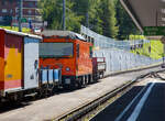 Die Stadler Schmalspur-Zweikraftlokomotive (Diesel/Elektro) mit gemischtem Adhäsions- und Zahnradantrieb tpc HGem 2/2 943 ist am 10 September 2023i auf Gleis 4 im Bahnhof Villars-sur-Ollon abgestellt.