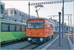 Auch nicht perfekt im Licht, aber doch ein Foto wert: Der TPC HGem 2/2 942 wartet in Aigle auf die Abfahrt in Richtung Leysin.