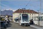 Der TPC ASD ABe 4/8 473 ist als R71 von Les Diablerets nach Aigle unterwegs und verlässt nach einem kurzen Halt in Aigle Place du Marché die Haltestelle.