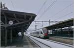 tpf-transports-publics-fribourgeois/762446/der-tpf-rabe-527-193-erreicht Der TPF RABe 527 193 erreicht als RE Bulle - Bern den Bahnhof von Romont.

22. Dez. 2021