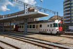 Der tpf RBDe 567 172-2  „Vully“, ex GMF RABDe 537 172, ex GMF RABDe 4/4 172, steht am 28.05.2012 mit einem Pendelzug (B365 + Bt371)  nach Romont, im Bahnhof Bulle zur Abfahrt bereit.
