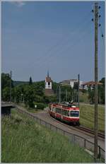 Der WB BDe 4/4 16 schieb kurz nach der Haltestelle (Oberdorf) Winkelweg seinen Zug Richtung Liestal. 
Im Hintergrund die Kirche St. Peter.
22. Juni 2017 