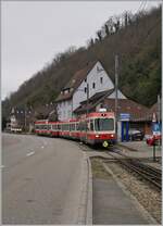 Ein Waldenburgerbahn Zug bestehend aus zwei Bt und einem schiebenden BDe 4/4 auf der Fahrt nach Liestal erreicht Hölstein.
