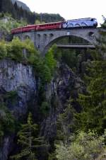 Die  Weltkulturerbewerbelok  mit ihrem Zug von Chur nach St. Moritz am 11.05.2014 auf dem Soliser Viadukt.
