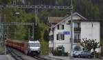 Eisenbahnfreunde sollen hier im Hotel das Zimmer Nr. 11 bevorzugen. Der RE von St. Moritz nach Chur ist am 14.05.2014 bei der Einfahrt in Filisur mit der Ge 4/4 III 651 Fideris bespannt.