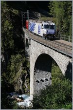 Zwischen Muot und Preda wechselt die Albulabahn vier Mal die Talseite. Die RhB Ge 4/4 III 649 erreicht in wenigen Minuten Preda und überquert hier die Albula auf dem Albula-Viadukt IV das letzte Mal.
14. Sept. 2016