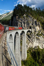 UNESCO-Weltkulturerbe Albulabahn: 
Wir fahren am 06.09.2021 mit dem RE (St. Moritz - Chur) der Rhätischen Bahn (RhB), nun fahren wir den berühmten, 136 m langen und 65 m hohen, Landwasserviadukt bei Filisur.
