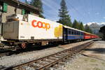 RhB Reisezug mit Gourmino Speisewagen und angehängtem Kühlcontainer von Coop in Spinas am 19.08.2009.