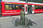 Hier aus der Sicht von Herbert (Foto Herbert Graf), die „wartende Reisende von Thusis“ vom Bildhauer Robert Indermaur und dahinter zwei auf die Abfahrt wartende Reisende in einem