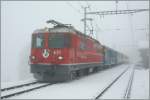 Fr all jene, die nicht nicht genug vom farblosen Winter haben: RhB Ge 4/4 621 mit einem Regionalzug nach Arosa bei Halt in Peist.
3. Mrz 2009