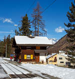   Die kleine RhB Station Surovas bei Streckenkilometter 7,26 an der Berninabahn am 20.02.2017, von St.