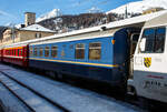 Der RhB „Gourmino“ Speisewagen WR 3810, ex RhB Dr4ü 3810, ex Mitropa Dr4ü 10, am 20 Februar 2017 eingereiht in einem Personenzug im RhB Bahnhof St. Moritz.

In den Jahren 1929 und 1930 beschaffte die Mitropa drei als Dr4ü 10-12 bezeichnete Speisewagen für den Einsatz in den Luxuszügen der Rhätischen Bahn. Diese Fahrzeuge liefen nicht nur im Glacier Express, sondern auch im Engadin Express und auf Verbindungen nach Davos. Lieferant war die Schweizerische Waggons- und Aufzügefabrik Schlieren (SWS). 1949 ersteigerte die RhB die Speisewagen von der Mitropa.
Die Bezeichnung Dr4ü 10-12 wurde 1956 in Dr4ü 3810-3812 und später in WR 3810-3812 geändert.

WR 3812 wurde 1974 versuchsweise modernisiert und mit Mikrowellenherden ausgerüstet. WR 3810-3811 hingegen wurden 1982 bzw. 1983 als nostalgische Speisewagen hergerichtet und mit einer neuen Kücheneinrichtung versehen, die eine Zubereitung frischer Speisen gestattet. 

1996 wurde WR 3812 generalüberholt, wobei die RhB auch die Inneneinrichtung weitgehend in den Originalzustand zurückversetzte. Bei dieser Gelegenheit tauschte der Wagen sein rotes gegen ein königsblaues Farbkleid mit großem  Gourmino -Schriftzug ein. Diesen auffälligen Farbton erhielten später ebenfalls WR 3810-3811. Alle drei Wagen wurden inzwischen erneut umlackiert und präsentieren sich heute im noblen Blauton des Alpine Classic Pullman Express (ACPE). Der Gourmino fährt meist auf der spektakulären Albulalinie zwischen Chur und St. Moritz. 

TECHNISCHE DATEN:
Baujahr und Hersteller: 1929 / SWS
Spurweite: 1.000 mm
Anzahl der Achsen: 4
Länge über Puffer: 16.440 mm
Sitzplätze: 34 (keine Stehplätze)
Eigengewicht: 25,0 t
zulässige Geschwindigkeit: 90 km/h
Lauffähig: StN (Stammnetz) / MGB (Matterhorn Gotthard Bahn)  