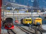 Ein Blick (aus dem Zug) in den Abstellbereich vom Bahnhof Poschiavo am 20.02.2017, in der Mitte steht der RhB Diensttriebwagen Xe 4/4 232 01, ex RhB ABe 4/4 II 48.