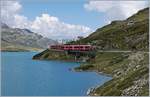 Ein Bernina-Bahn Regionalzug hat Ospizio Bernina verlassen und fährt nun dem Lago Bianco entlang Richtung Alp Grüm.