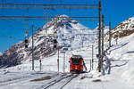 Gefhrt von dem ALLEGRA-Zweispannungstriebzug RhB ABe 8/12 - 3507  Benedetg Fontana  erreicht der Regionalzug nach Tirano am 18.02.2017 den Bahnhof Ospizio Bernina (Bernina Hospiz).