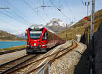   Geführt von dem ALLEGRA-Zweispannungstriebzug RhB ABe 8/12 - 3505  Giovanni Segantinit  erreicht der Bernina Express am 013.09.2017  den höchsten Punkt der Strecke, die Station Ospizio