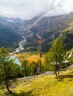 Unterhalb Alp Grüm werden die Alp Grüm der Berninabahn erneuert, daher gibt es eine Materialseilbahn von Alp Grüm hinab zu den Galerien, hier am 06.09.2021.