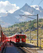 Zugbegebung in Bernina Lagalb auf 2.099 m ü. M. am 06.09.2021, und alles ohne Zahnrad. Unserem von dem ALLEGRA-Zweispannungstriebzug RhB ABe 8/12 - 3504  Dario Cologna  geführten Regionalzug nach Tirano, begegnet der von zwei Triebwagen RhB ABe 4/4 III geführte Regionalzug nach St. Moritz. Der Zug nach St. Moritz hat für die über 320 Höhenmeter noch ca. 17,9 km zufahren.