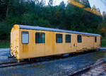 Der vierachsige Werkstattwagen mit einer offenen Plattform RhB Xak 9456, am 07.109.2019 abgestellt beim Bahnhof Valendas-Sagogn (aufgenommen aus einem Zug heraus und so leider mit Spiegelungen).