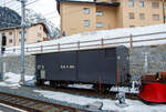 Zweiachsiger gedeckter Güterwagen RhB K1 5615 «Il Grischun» (Baujahr 1913) vom Club 1889 (2003 bis 2004) aufgearbeitet, abgestellt am 21.03.2023 im Bahnhof Pontresina.Ein typischer, früher