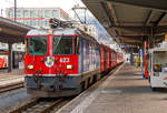   Die RhB Ge 4/4 II – 623 „Bonaduz“ (seit 2013 mit Werbung 125 Jahre RhB) mit einem RE via Reichenau-Tamins und Ilanz nach Disentis/Mustér, am 18.02.2017 im Bahnhof Chur.