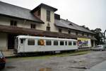 Historischer Personenwagen in Bergün auf dem Bahnhof Platz für das Museum vorgesehen, am 29.08.2009.