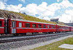 Der 4-achsige 2.Klasse Personenwagen mit Gepäckabteil RhB BD 2473, ein verkürzter Einheitswagen II (EW II bzw.