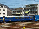 Der RhB Gourmino Speisewagen WR 3811, ex RhB Dr4 3811, ex Mitropa Dr4 11, am 22.03.2023 beim Bahnhof Chur abgestellt.