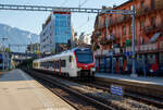 Der neue vierteilige Stadler FLIRT³ (Flirt 3 Vaudoise) SBB RABe 523 103 erreicht 10 September 2023, als S4 von Aigle nach Bussigny der RER Vaud / RER vaudois, den Bahnhof Montreux.