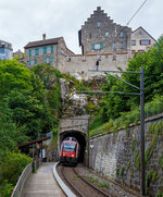 
Der SBB-Doppelstocktriebzug (DTZ) RABe 514 024-9 (ein Siemens Desiro Double Deck) unterquert am 18.06.2016 das Schloss Laufen (am Rheinfall). Erfährt als S 24 der S-Bahn Zürich die Verbindung Schaffhausen – Winterthur – Zürich HB – Zug (SBB).