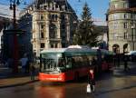 stadtverkehr-biel-trolleybus-bis-1948-tram/467672/vb-in-der-stadt-biel-wurde VB: In der Stadt Biel wurde der Strassenbahnbetrieb der im Jahre 1877 erffnet und 1948 still gelegt wurde, durch Trolleybusse ersetzt, die noch heute auf den Linien 1 und 4 verkehren. Am 28. November 2015 wurde der HESS-Trolleybus Nummer 60 der neusten Generation auf dem Zentralplatz Biel verewigt. Der Weihnachtsbaum ist geschmckt, die Adventszeit kann morgen beginnen. Trolleybusse knnen auch unter den Bahnen eingestellt werden, da sie dem schweizerischen Eisenbahngesetz unterstehen.
Foto: Walter Ruetsch
