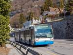 waadtlaender-riviera-vmcv-trolleybus-bis-1958-tram/468489/der-vmcv-trolleybus-nr-7-linie 
Der VMCV Trolleybus Nr. 7 (Linie 201) fhrt am 26.02.2012 bei Veytaux Grandchamp in Richtung Villeneuve. In Deutschland sind Trolleybusse besser bekannt unter dem Begriff Oberleitungsbus oder O-Bus. 

Fr die neun Umlufe auf der Linie 201 besitzt die VMCV (Transports publics Vevey–Montreux–Chillon–Villeneuve) derzeit 16 niederflurige Gelenkwagen mit den Betriebsnummern 1, 3–14 und 16–18. Sie wurden vom belgischen Unternehmen Van Hool produziert, die elektrische Ausrstung lieferte Kiepe zu. Die Wagen gingen zwischen 1994 und 1996 in Betrieb. Die Van Hool-Wagen mit der Typenbezeichnung AG 300 T wurden eigens fr die VMCV konzipiert, gleichartige Wagen gingen spter auch an den Oberleitungsbus Esslingen am Neckar, an den Oberleitungsbus Salzburg, an den Oberleitungsbus Solingen und an den Oberleitungsbus Arnheim. 

Der Van Hool-Niederflur-Gelenk-Trolleybus AG 300 T mit Kiepe Drehstrom-Traktionsausrstung fr die VMCV hat folgende 
T E C H N I S C H E     D A T E N:
Ausfhrung: Dreiachsiger Gelenk-Trolleybus
Niederfluranteil: 100%
Lnge: 17.980 mm
Breite: 2.490 mm
Einstieghhe: 330 mm
Getriebebersetzung: 11,265 : 1
Bereifung: 275/70 R-22,5
Fahrzeuggewicht (leer): 18,1 t
Fahrzeugkapazitt: 41 Sitzpltze / 90 Stehpltze
Hchstgeschwindigkeit 65 km/h
Anfahrbeschleunigung 1,07 ms-2
Bremsverzgerung (elektrisch) 1,20 ms-2 
Eingangsspannung: DC 600 V (+ 20%, -30%)
Hauptantrieb: Fahrmotor eigenbelfteter 4-poliger Drehstrom-Asynchronmotor Typ 4 ELA 1662-L (Gewicht von 630 kg)
Dauer-Nennleistung:142,5 kW
Stundenleistung: 180 kW
Nenndrehzahl: 1.463 min-1
Stromabnehmer: Kiepe OSA 274 mit pneumatischer Schnellabsenkung und Entgleisungserkennung
Notfahraggregat: Luftgekhlter 4-Zylinder-Turbo-Dieselmotor vom Typ DEUTZ BF 4L 1011
Leistung: 53 kW bei 2.800 min-1
Drehstrom-Asynchron-Generator mit Drehsrom-Brckengleichrichter
Nennleistung: 40/44 kW, 600 V

Der Trolleybus Vevey–Villeneuve ist eine 12,75 km lange Trolleybus-berlandstrecke, die als Linie 201  (bis 11. Dezember 2010 Linie 1) in das lokale Autobus-Netz der Betreibergesellschaft Transports publics Vevey–Montreux–Chillon–Villeneuve (VMCV) integriert ist. Die Linie fhrt durch die Gemeinden Vevey, La Tour-de-Peilz, Montreux, Veytaux sowie Villeneuve und bedient insgesamt 41 Haltestellen. Die Route verluft dabei vollstndig entlang des Nordufers des Genfersees (Waadtlnder Riviera) und folgt weitgehend der Hauptstrasse 9. 

Der VMCV Trolleybus ist der Nachfolger der bis 1958 betriebenen Straenbahn, von der einer der letzten Beiwagen heute noch bei der Museumsbahn Blonay–Chamby existiert, siehe http://hellertal.startbilder.de/bild/schweiz~museumsbahnen-und-vereine~b-c-blonay-chamby/468370/beiwagen-voraus-wird-geschoben-von-dem.html 

Erste Planungen die 13,0 Kilometer lange Straenbahn entlang der Waadtlnder Riviera zu ersetzen gab es bereits 1938, doch erst 1955 begannen die Bauarbeiten fr den Trolleybus. Der erste Abschnitt der Strecke ging im April 1957 in  Betrieb, im Januar 1958 erfolgte der Betrieb der letzten Abschnitte, dieses markierte schlielich auch die endgltige Einstellung der Straenbahn. 

Anfangs verkehrte der Trolleybus im 7,5-Minuten-Takt (heute 10-Minuten-Takt), die Straenbahn fuhr zuvor alle acht Minuten. Die Reisezeit betrgt ca. 38 Minuten fr eine komplette Strecke.
