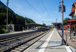 Der BLS Bahnhof Mlenen am 08 September 2021, in nrdlicher Blickrichtung (Spiez). 

Mlenen ist ein kleiner Ort auf 692 m . M. im Kandertal im Berner Oberland und gehrt zur Gemeinde Reichenbach im Kandertal. Der Bahnhof liegt an der Ltschberglinie im Berner Oberland zwischen Spiez und Frutigen. Unweit vom Bahnhof ist die Talstation der Niesenbahn die auf den 2362 m . M. hohen Niesen, hier kann man die Talstation durch die Bahnsteigberdachung vom Gleis 2 erkennen.
