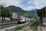 Der SBB RABe 511 106 fährt durch den Bahnhof von Clarens.