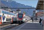 Auf dem ehemaligen Glies 2, welchen nun als Gleis 1 figuriert, erreicht der SBB RABe 511 116 als RE33 nach Annemasse den Bahnhof von Montreux. 
Sehr gut zu sehe, ist der grosse Abstand zwischen dem Bahnsteigdach und dem  neuen  Gleis 1. Im Gegenzug bietet der nun recht breite Bahnsteig genügend Platz für die Reisenden. 

16. April 2025