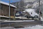 Im Bahnhof von Les Avants fährt der MOB ABe 4/4 9304  Alpina  mit seinem Regionalzug nach Zweisimmen aus, während der CEV MVR SURF ABeh 2/6 7504  Vevey  auf die Abfahrt als R 34 nach