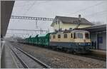 Die IRSI/IGE  Rheingold  Re 4/4 II 11387 (Re 421 387-2) im Dienste der BAM MBC stehet mit ihrem Kieszug nach Apples im Bahnhof von Gland, und wird in Kürze nach Morges abfahren.