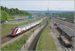 Ebenfalls eine interessante Wahl der Fahrstrecken zeigen diese beiden SBB RABe 502 Twindexx als IC 1 von St.Gallen nach Gen�ve A�roport im Bereich von Lausanne Triage. Die direkten Gleise von und nach Lausanne f�hren in der Bildmitte unter der Br�cke durch. 

29. April 2026
