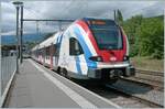 Der SBB -CFF LEX RABe 522 229 wartet als RL6 in La Plaine auf die Abfahrt nach Genève.
Dazu etwas Hintergrundinformation im wahrsten Sinne des Wortes: die  richtige  RL6 von Bellgarde nach Genève ist wage im Hintergrund zu sehen, es handelst sich im den SBB CFF LEX RABe 522 226 der als TERL6 96749 von Bellegarde um 13:01 in La Plaine angekommen ist und nun ins Taktgefüge des RL5 eingeflechtet wird, indem er mit dem hier wenden RL5 von Genève vereinigt wird und in La Plaine über zwanzig Minuten Aufenthalt hat. Diesen Aufenthalt war für mich erfreuliche und ich nutzte ihn für eine paar Bilder. 
Da der Zug nun zweiteilig nach Genève fährt, hat er auf dem kurzen  La Plaine  Gleis 6 keinen Platz und erreicht Genève auf Gleis 7, somit müssen hunderte von Schülern, die von der Mittagspause zurück zur Schule fahren durch die Zoll - und Passkontrolle...

26. August 2024