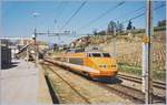 Ein SNCF TGV auf der Fahrt von Lausanne nach Paris bei der Durchfahrt in La Sarraz. 

April 1995