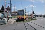 Der Be 4/8 N° 3 (94800 450 003-9 D-TVYS) aus Orbe in Chavornay angekommene wendet hier und wartet auf die baldige Rückfahrt nach Orbe. Der Gleichstromteil des Bahnhofs von Chavornay ist recht klein, und der in der Kurve stehende Triebwagen deshalb nicht ganz einfach zu fotografieren. Mit dem Fahrplanwechsel vom Dez. 2025 endete der Gleichstrom Betrieb und die Strecke wird auf Wechselstrom umgebaut, so dass ab dem Fahrplanwechsel 2026 direkte Züge von Lausanne nach Orbe angeboten werden. 5. Juli 2025